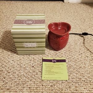SCENTSY HUGS & KISSES Full Size Wax Warmer Valentines Red Heart Shaped RETIRED